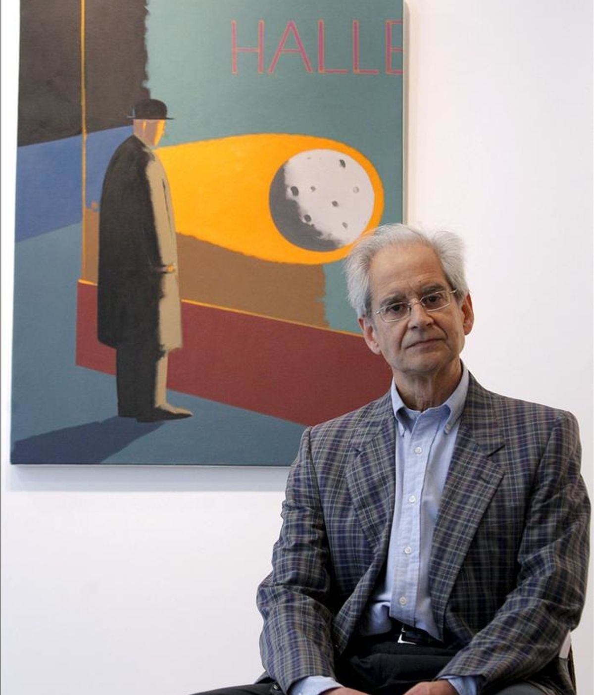 Andrés Rábago, el artista más conocido por su pseudónimo de ilustrador, "El Roto", durante la entrevista que concedió a Efe, ante uno de las pinturas que forman parte de la exposición de sus cuadros que se cuelga en la galería Alba Cabrera de Valencia. EFE