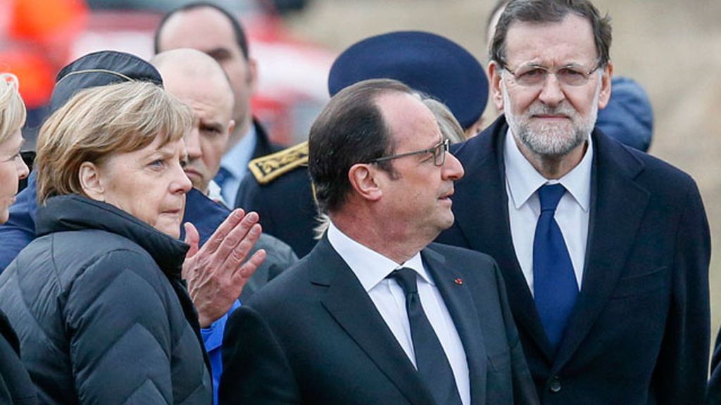 Rajoy, Hollande y Merkel visitan la zona donde cayó el avión de Germanwings