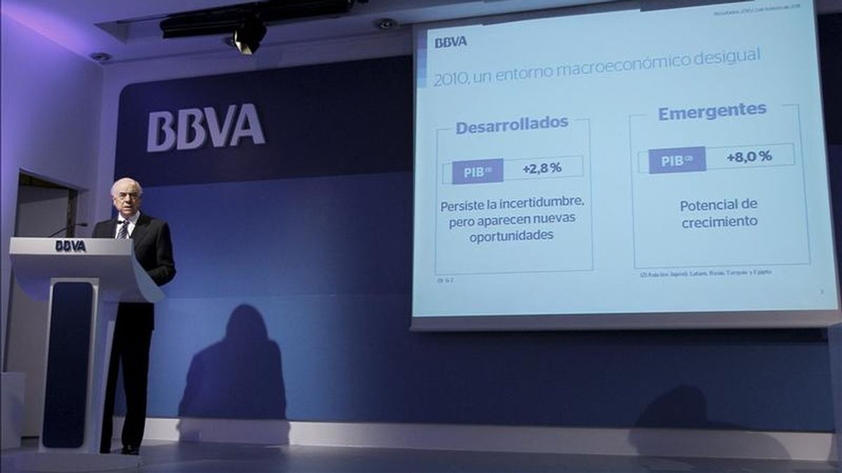 El presidente del BBVA, Francisco González, durante la rueda de prensa de esta semana en la que explicó los resultados del Grupo correspondientes al ejercicio 2010, en el que obtuvo un beneficio neto de 4.606 millones de euros. EFE