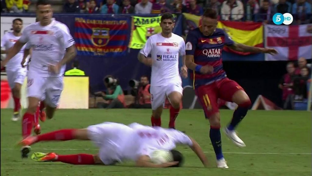 Rami se tira de cabeza para cortar una jugada de Neymar por la banda