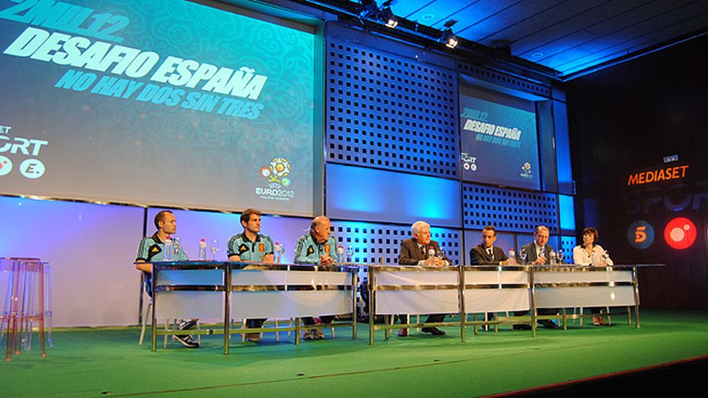 Vasile, J.J. Santos, Manu, Sara, Casillas, Iniesta, Del Bosque, en la presentación