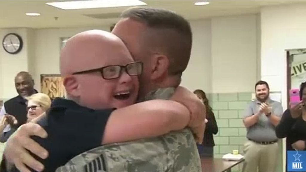 Emotivo reencuentro de un niño con su padre militar