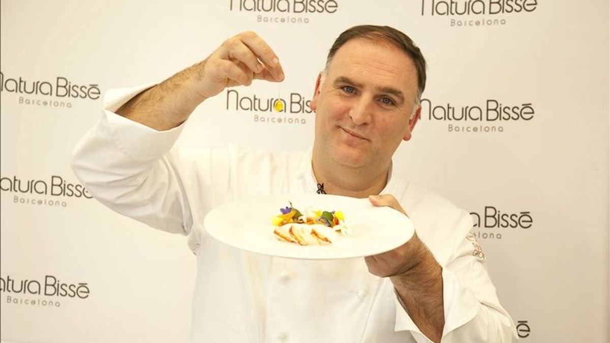 Foto cortesía Natura Bisséel del conocido chef español José Andrés durante un evento en el que él y la empresa de cosmética Natura Bissé presentaron en Los Ángeles, California (EE.UU.), "El sabor de la belleza", un tratamiento exclusivo con motivo de los Óscar que fusiona el "glamour" de Hollywood con la gastronomía. EFE Foto cortesía Natura Bisséel del conocido chef español José Andrés durante un evento en el que él y la empresa de cosmética Natura Bissé presentaron en Los Ángeles, California (EE.UU.), "El sabor de la belleza", un tratamiento exclusivo con motivo de los Óscar que fusiona el "glamour" de Hollywood con la gastronomía. EFE