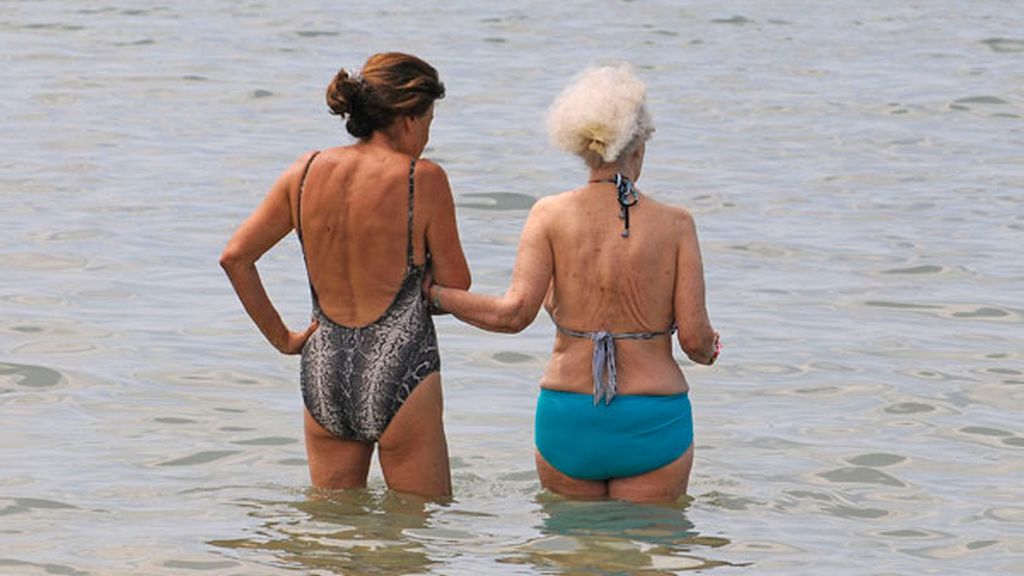 La Duquesa de Alba se da el primer baño de la temporada en el mar