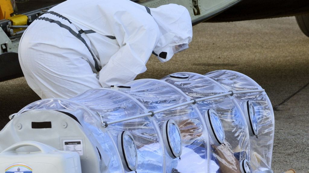 El religioso español infectado por ébola llega a Madrid