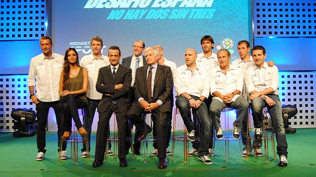 Vasile, J.J. Santos, Manu, Sara, Casillas, Iniesta, Del Bosque, en la presentación
