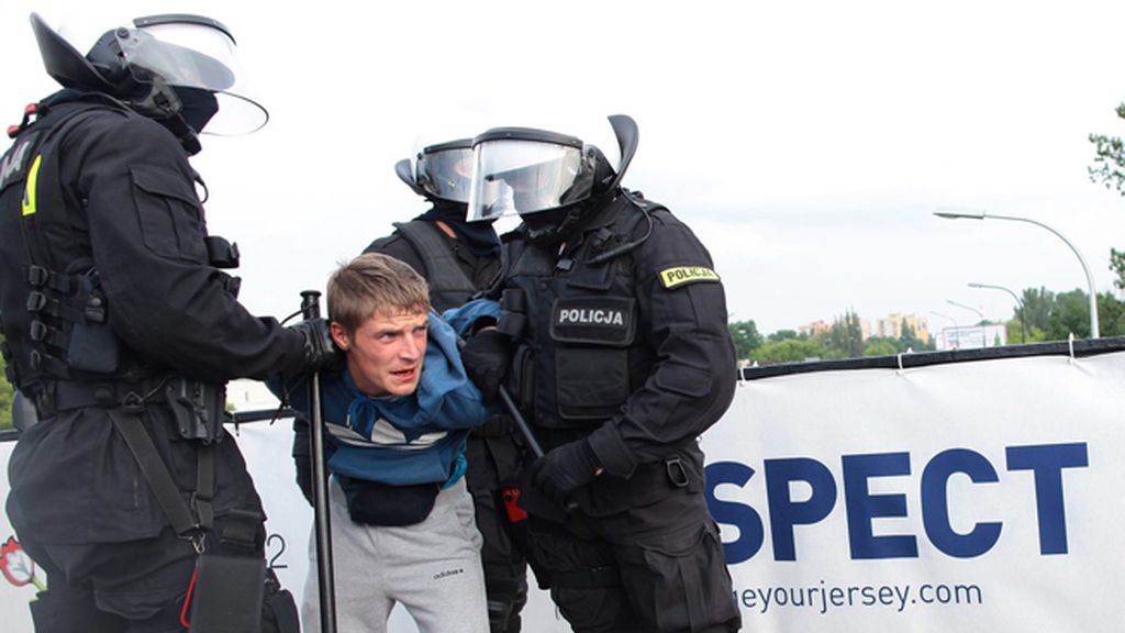 Peleas, destrozos, insultos racistas y detenciones