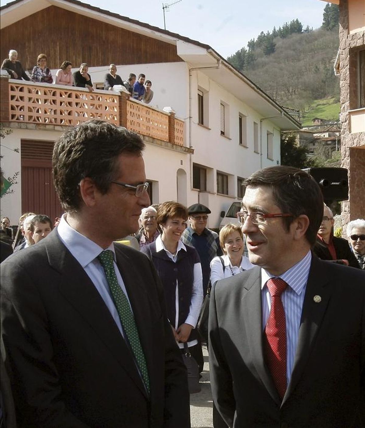 El lehendakari, Patxi López (d), y el presidente del PP vasco, Antonio Basagoiti (i), en Tuña, donde recibieron el pasado mes de marzo recibieron el Premio a las Libertades Rafael de Riego. EFE/Archivo