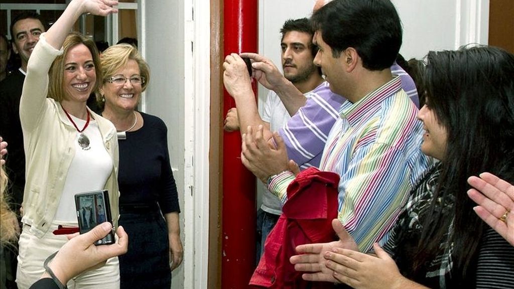 La ministra de Defensa, Carme Chacón (i), saluda a su llegada al público en Huelva de apoyo a la candidatura socialista que concurrirá a las elecciones municipales del próximo 22 de mayo. EFE