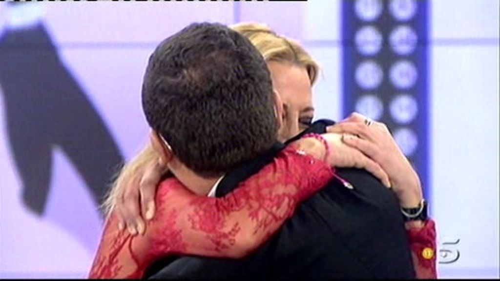 Blén Esteban y Jorge Javíer Vázquez se funden en un abrazo para despejar las dudas sobre su enfrentamiento