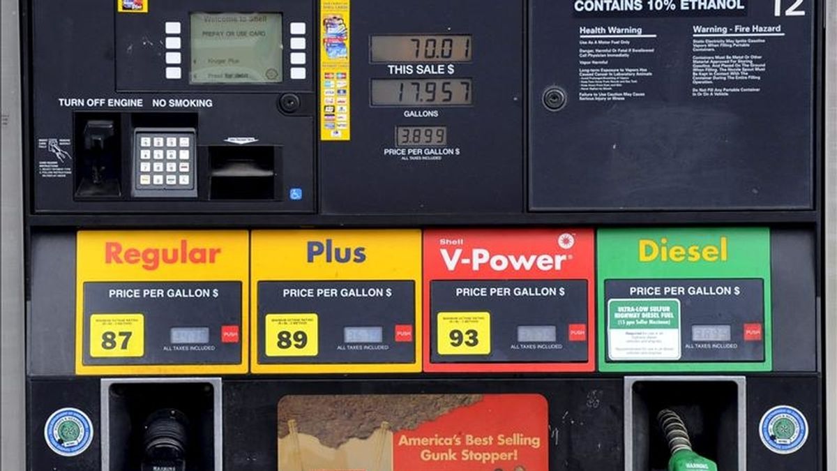 Un surtidor de combustible muestra los precios de los diferentes carburantes, en una gasolinera en Dallas, Texas, Estados Unidos. EFE/Archivo