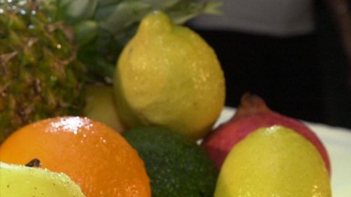 Bodegón con frutas, con piña, plátanos, limones y  naranjas. EFE/Archivo