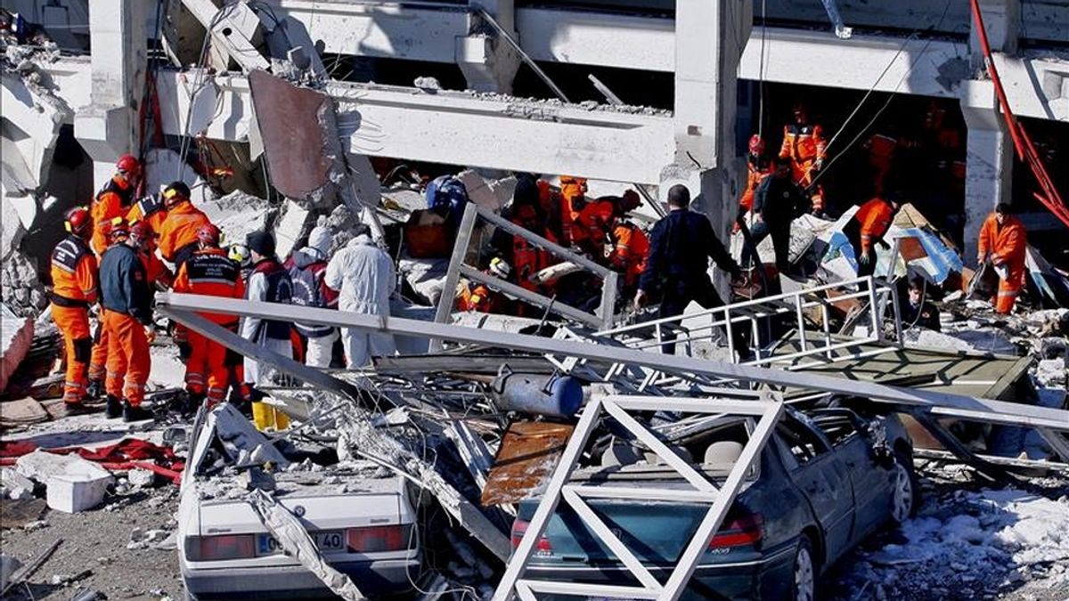 Trabajadores de los equipos de rescate buscan supervivientes entre los restos de un edificio en Ankara, Turquía, en el que se registró una explosión el pasado 3 de febrero. EFE/Archivo Trabajadores de los equipos de rescate buscan supervivientes entre los restos de un edificio en Ankara, Turquía, en el que se registró una explosión el pasado 3 de febrero. EFE/Archivo