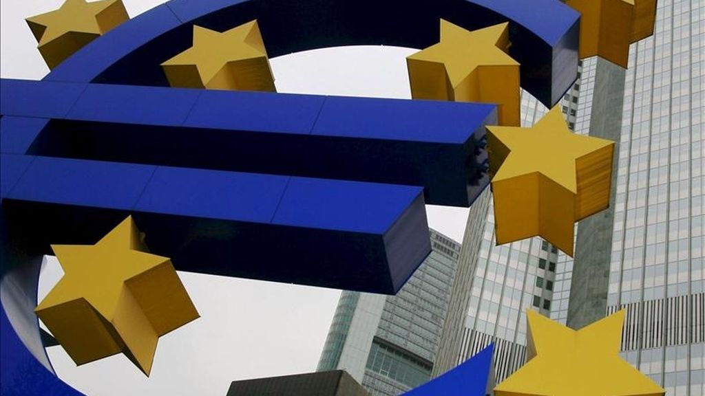Una escultura del símbolo del euro ante la sede del Banco Central Europeo en Fráncfort (Alemania). EFE/Archivo