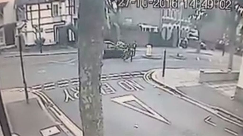 Brutal atropello de una mujer y dos niños cuando cruzaban una calle en Reino Unido