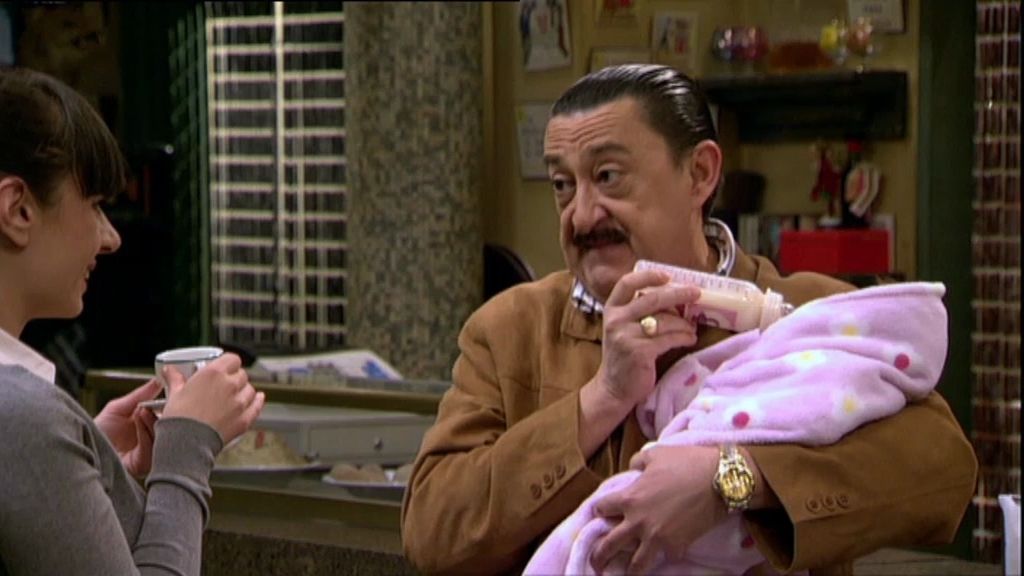 Dejan un cesto con una niña en el 'Bar Reynold's'