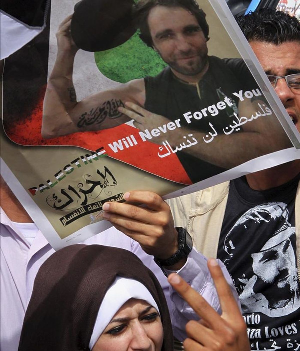 Palestinos y activistas amigos de Vittorio Arrigoni, el activista italiano asesinado por un grupo salafista, participan en el "funeral nacional" para rendirle tributo, en la ciudad de Gaza. EFE