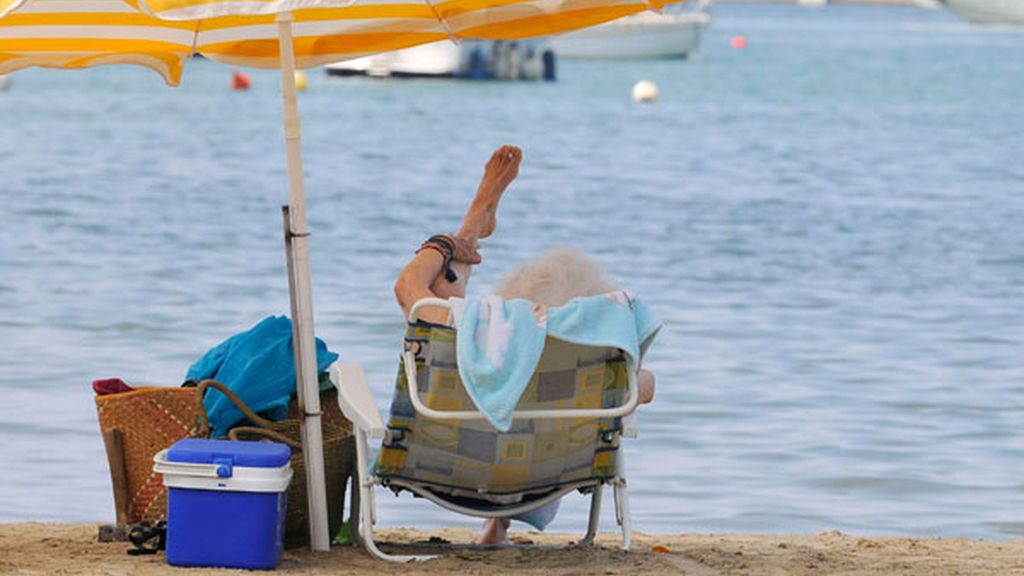 La Duquesa de Alba se da el primer baño de la temporada en el mar
