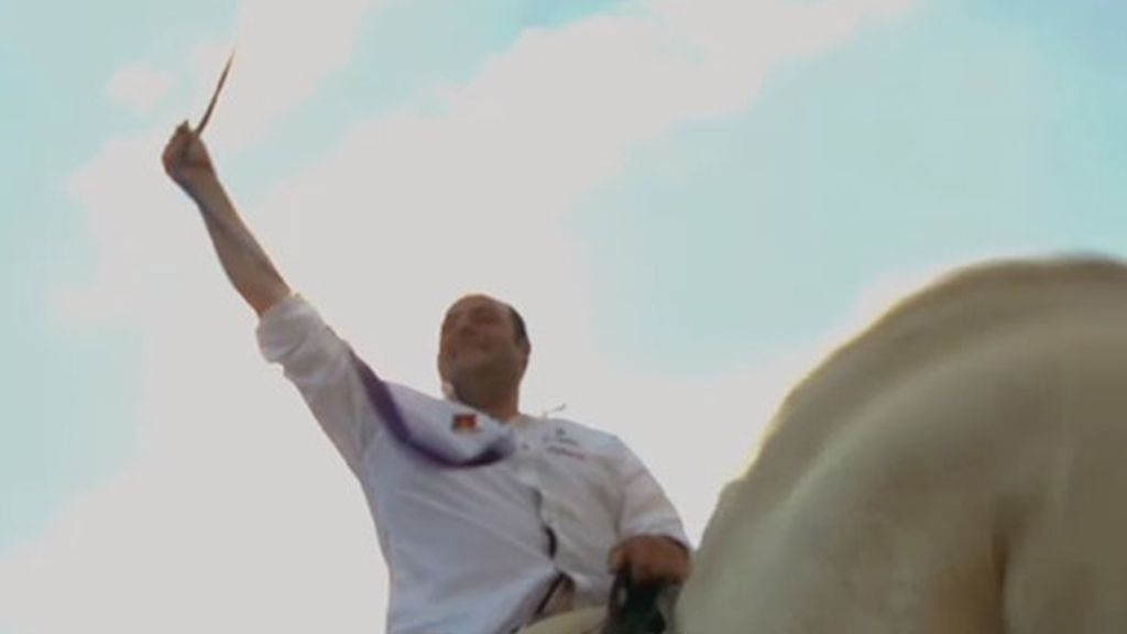 Román tiene un corazón muy grande. Es un hombre sensible y emotivo, se entrega a los demás y espera recibir lo mismo en el programa