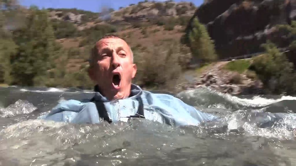 ¡Kike Calleja se lanza a la corriente del río para demostrar lo peligroso que es!
