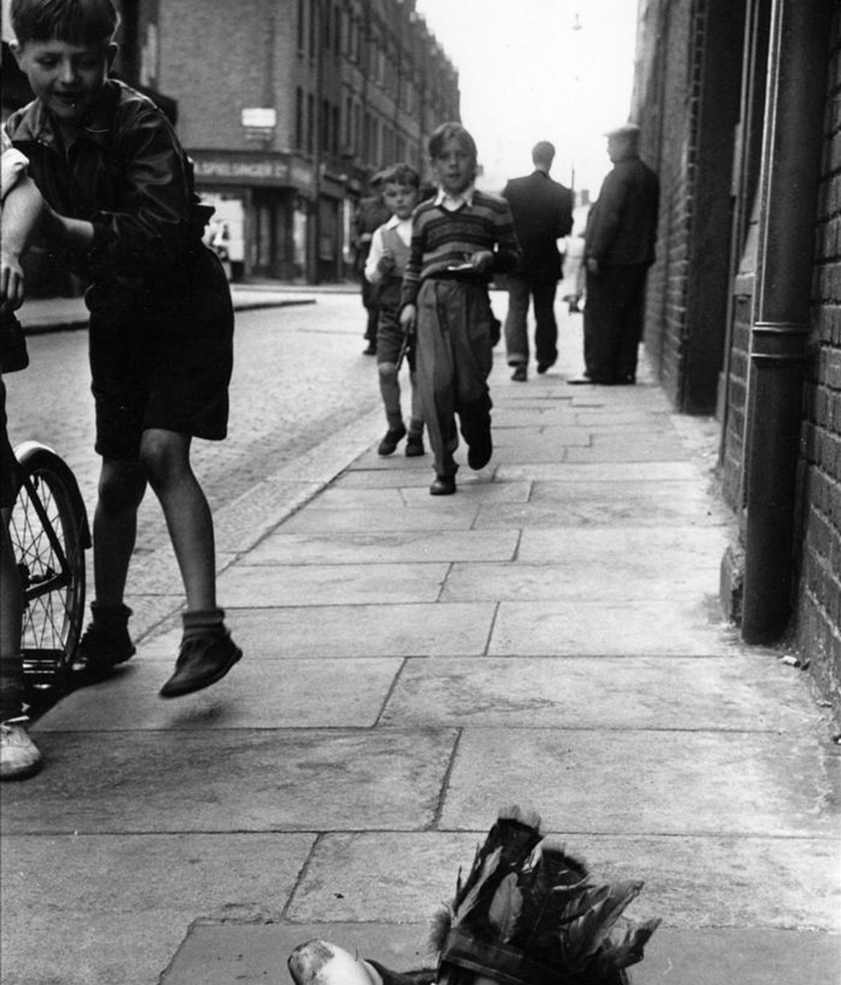 Fotografía facilitada por la Getty Images Gallery de Londres de la obra de Thurston Hopkins "Un niño juega en la calle metido en el agujero de un depósito de carbón", una de las imágenes que se pueden ver en la exposición que organiza esta galería que ordena su memoria de la Europa de los años cincuenta, que comprende desde escenas de la vida cotidiana en los suburbios hasta imágenes memorables de estrellas de cine. EFE/ Thurston Hopkins