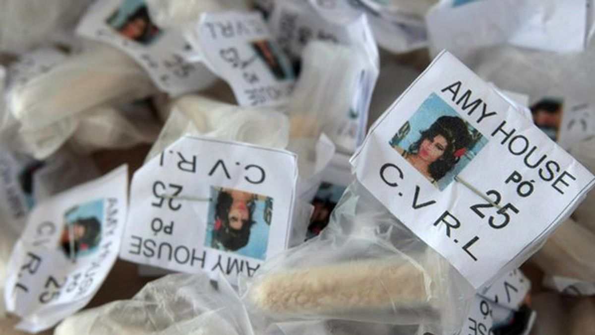 La imagen de la cantante británica Amy Winehouse, muerta el 24 de julio, era usada por una banda de narcotraficantes en Rio de Janeiro  en las etiqueta de las bolsas con cocaína. Foto Reuters