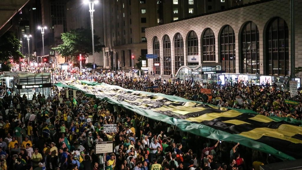 Miles de personas salen a la calle en Brasilia en protesta contra Lula y Rousseff