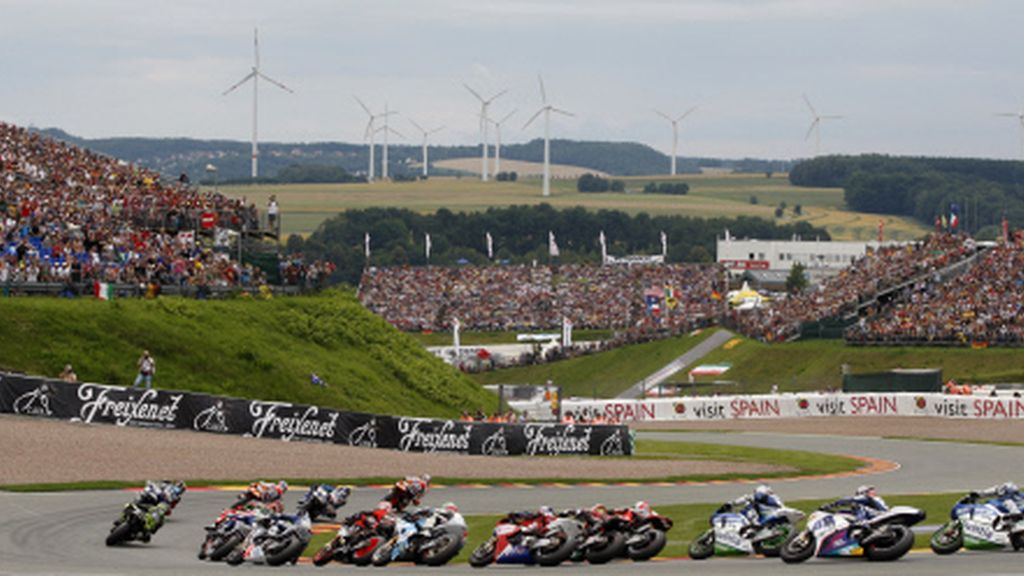 Imagen panorámica del circuito de Sachsenring durante la carrera de MotoGP™