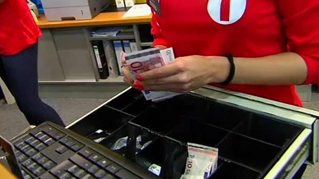 El Gobierno aprueba una subida del salario mínimo de seis euros al mes