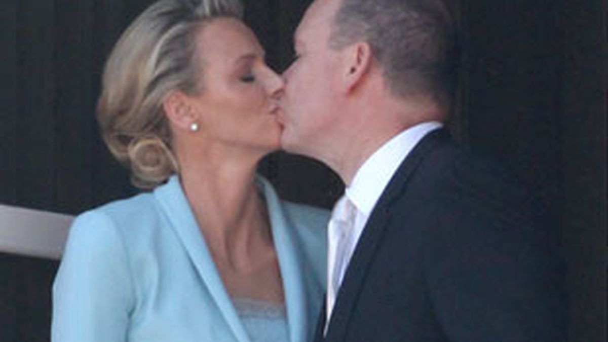 Alberto II de Mónaco y Charlene Wittstock ya se han dado el sí quiero en la ceremonia civil. Vídeo: Informativos Telecinco.