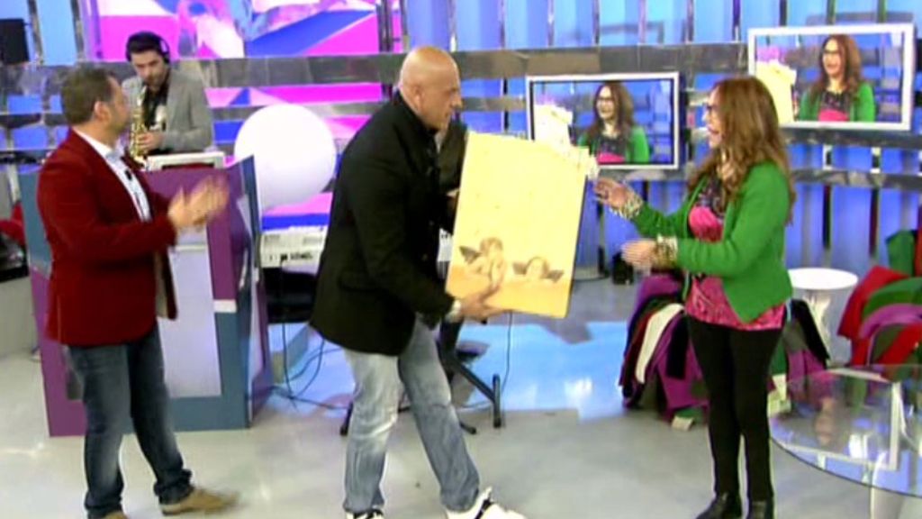 Sus compañeros le dan la bienvenida con dos regalos muy originales