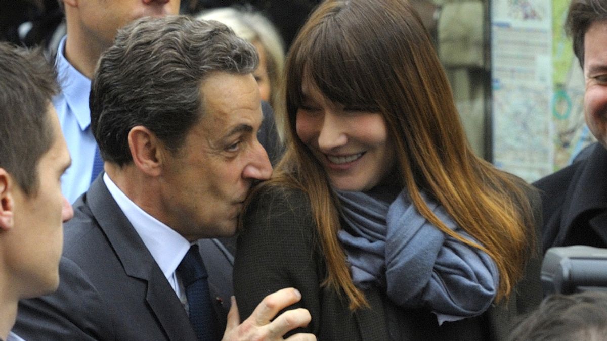 El presidente francés Nicolás Sarkozy y su esposa Carla Bruni llegan al colegio electoral