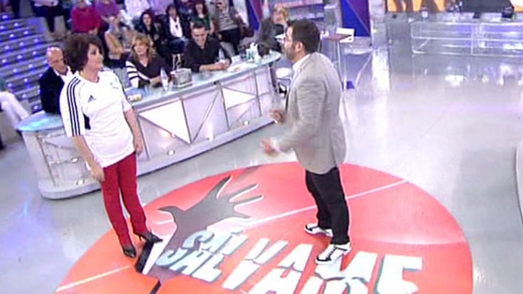 La colaboradora, aunque reacia, se enfunda la camiseta