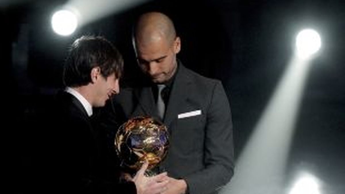 Guardiola entrega el premio a Messi. Foto: FIFA.