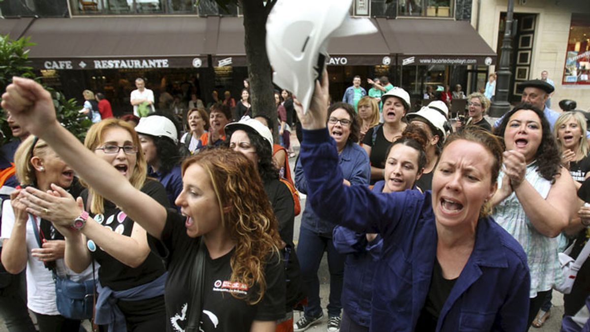 Mujeres de mineros concentradas frente a la sede del Parlamento asturiano