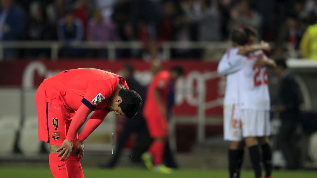 Luis Suárez pasó inadvertido frente al Sevilla