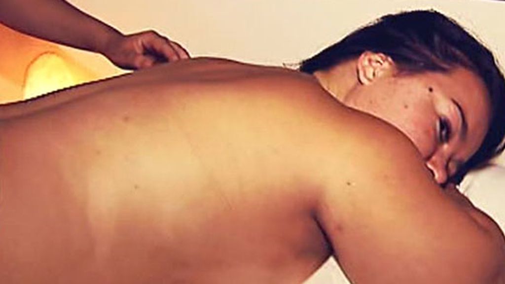 Chiqui se relaja con cosquillas