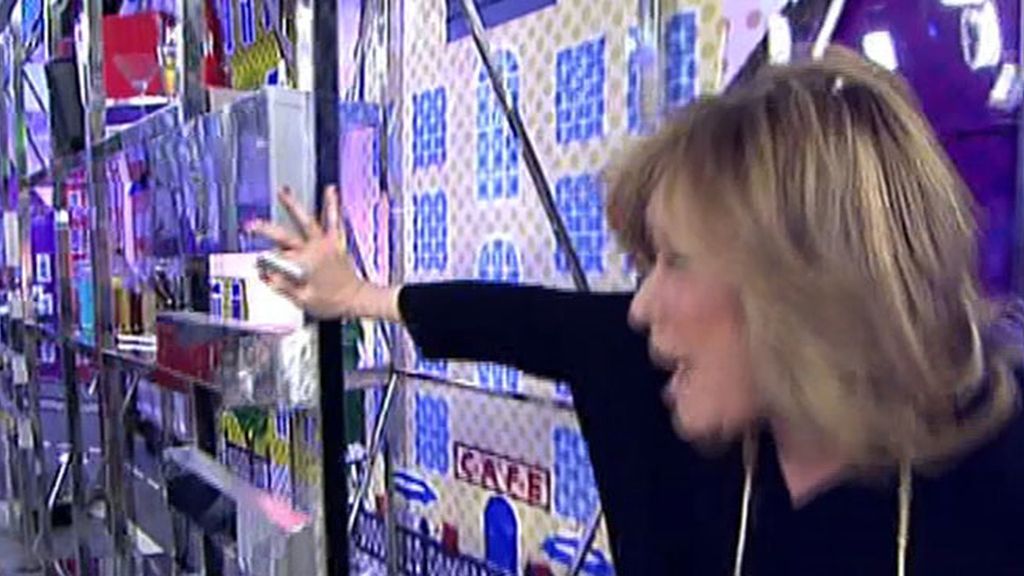 Tras saber que Mónica se había sometido al polígrafo, Mila simula un ataque de ansiedad
