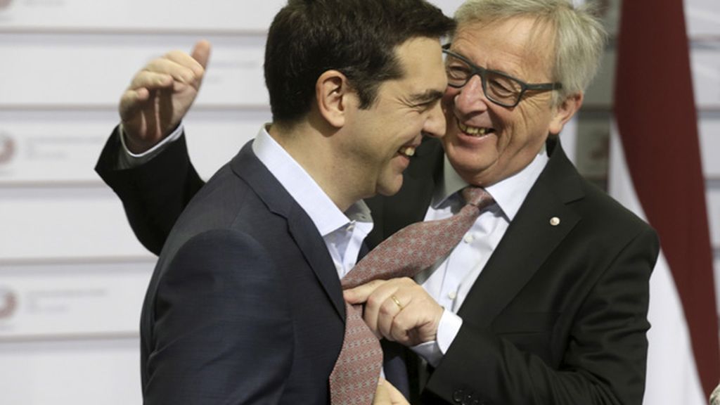 Juncker bromea con Tsipras y su falta de corbata