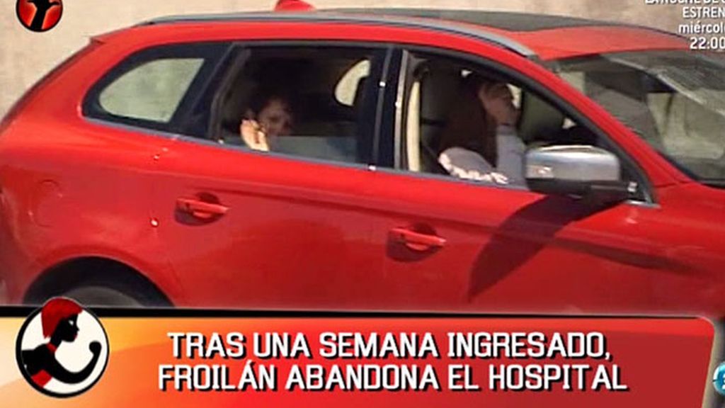 En coche, el nieto del Rey abandona el hospital junto a su madre