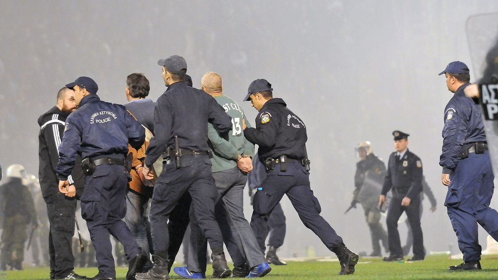 Fuertes disturbios en el derbi entre el Panatinaikos y el Olimpiakos