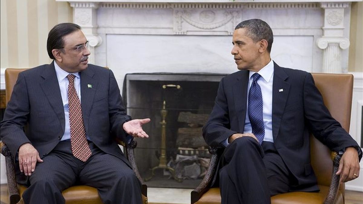 El presidente paquistaní, Barack Obama (d), escucha a su homólogo paquistaní, Asif Ali Zardari, durante la reunión que mantuvieron en el despacho Oval de la Casa Blanca en Washington D.C., EE.UU.. EFE