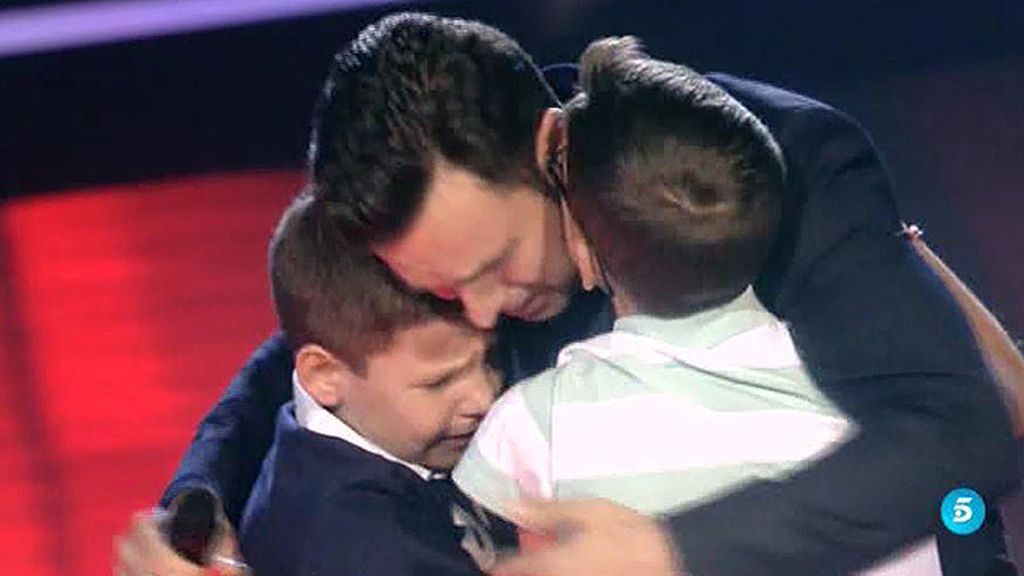 La audiencia salva a José Manuel y sus hijos corren al escenario para abrazarle
