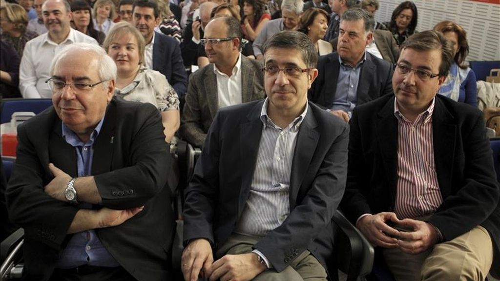 El presidente de Asturias, Vicente Álvarez Areces; el lehendakari, Patxi López y el presidente extremeño, Guillermo Fernández Vara (i a d), durante la reunión del Comité Federal del PSOE ante el que el presidente del Gobierno, José Luis Rodríguez Zapatero, ha anunciado que no volverá a ser candidato en las próximas elecciones generales.
EFE El presidente de Asturias, Vicente Álvarez Areces; el lehendakari, Patxi López y el presidente extremeño, Guillermo Fernández Vara (i a d), durante la reunión del Comité Federal del PSOE ante el que el presidente del Gobierno, José Luis Rodríguez Zapatero, ha anunciado que no volverá a ser candidato en las próximas elecciones generales.
EFE