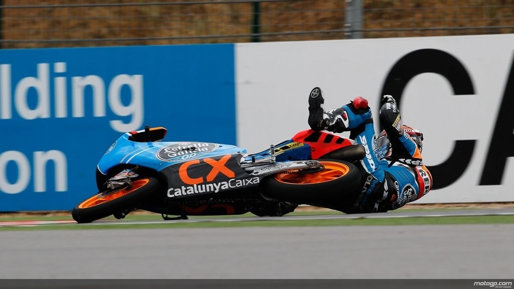 Oliveira se va al suelo en los libres de Moto3
