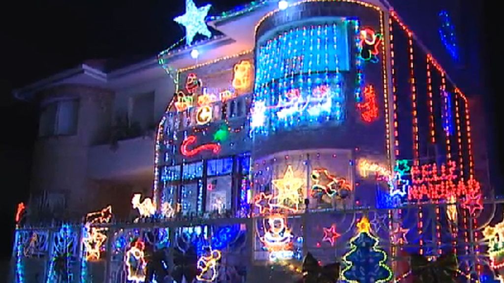 Una familia madrileña decora su casa de Navidad con cientos de luces y adornos
