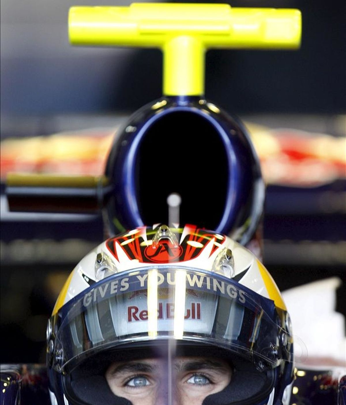 El piloto español de Toro Rosso, Jaime Alguersuari, espera en el box, durante la primera jornada de entrenamientos de pretemporada del Mundial de Fórmula Uno 2011, hoy en el circuito Ricardo Tormo de Cheste (Valencia). EFE