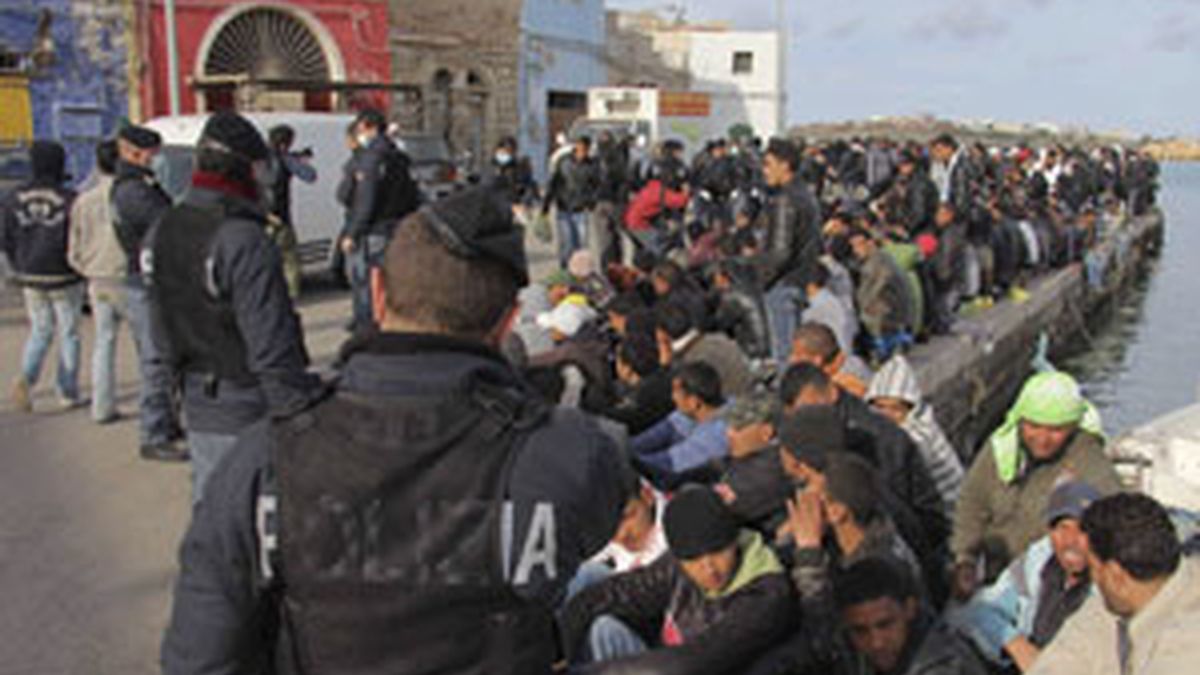 Miles de inmigrantes viven hacinados en Lampedusa. Vídeo: Informativos Telecinco