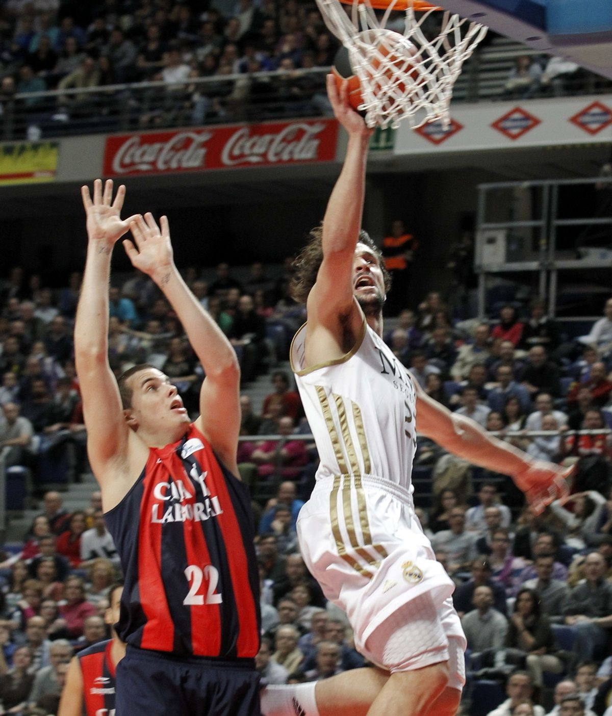 El base del Real Madrid Sergio Llull entra a canasta ante la oposición del jugador francés del caja Laboral Thomas Heurtel