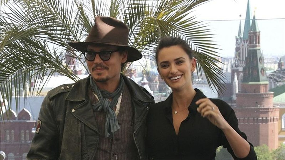 La actriz española Penélope Cruz y el actor estadounidense Johnny Depp posan para los medios durante presentación de la cuarta entrega de "Piratas del Caribe", en Moscú, Rusia. EFE